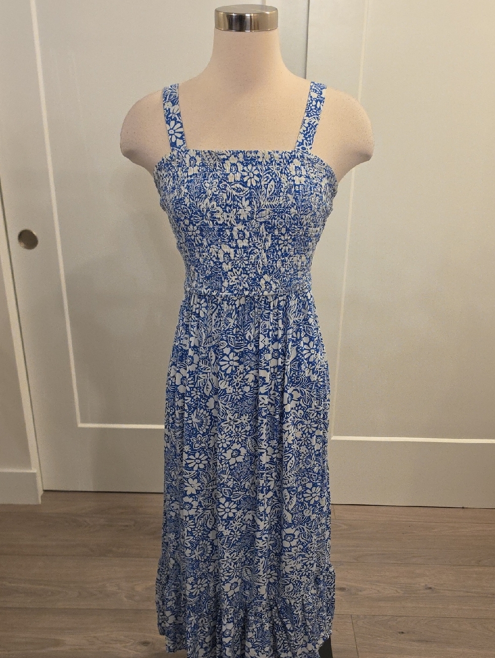 Jessica Simpson Blue & White Floral smocked  Maxi Dress size M great condition